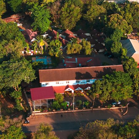 Keys Hotel Moshi Esterno foto