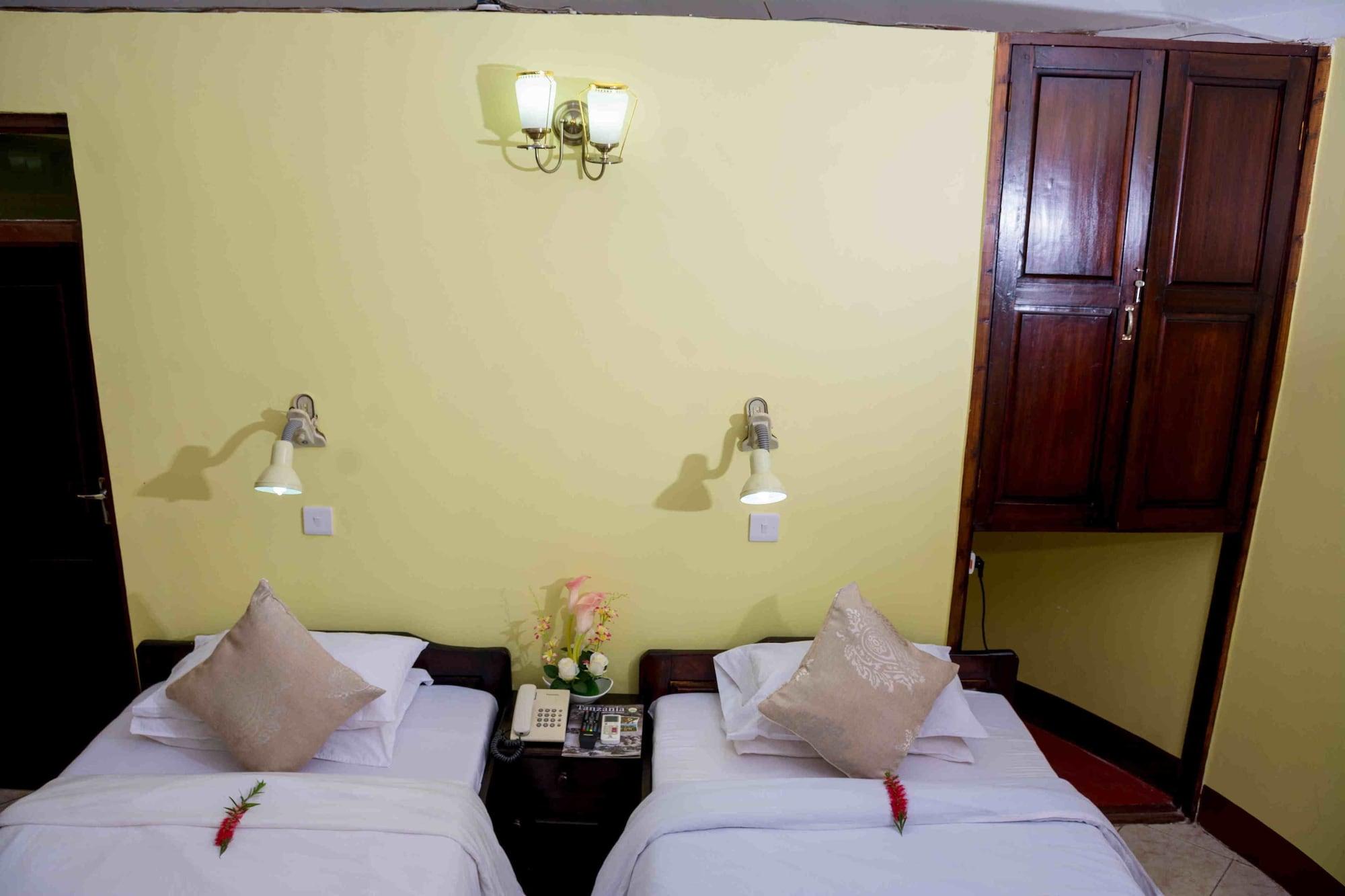 Keys Hotel Moshi Esterno foto