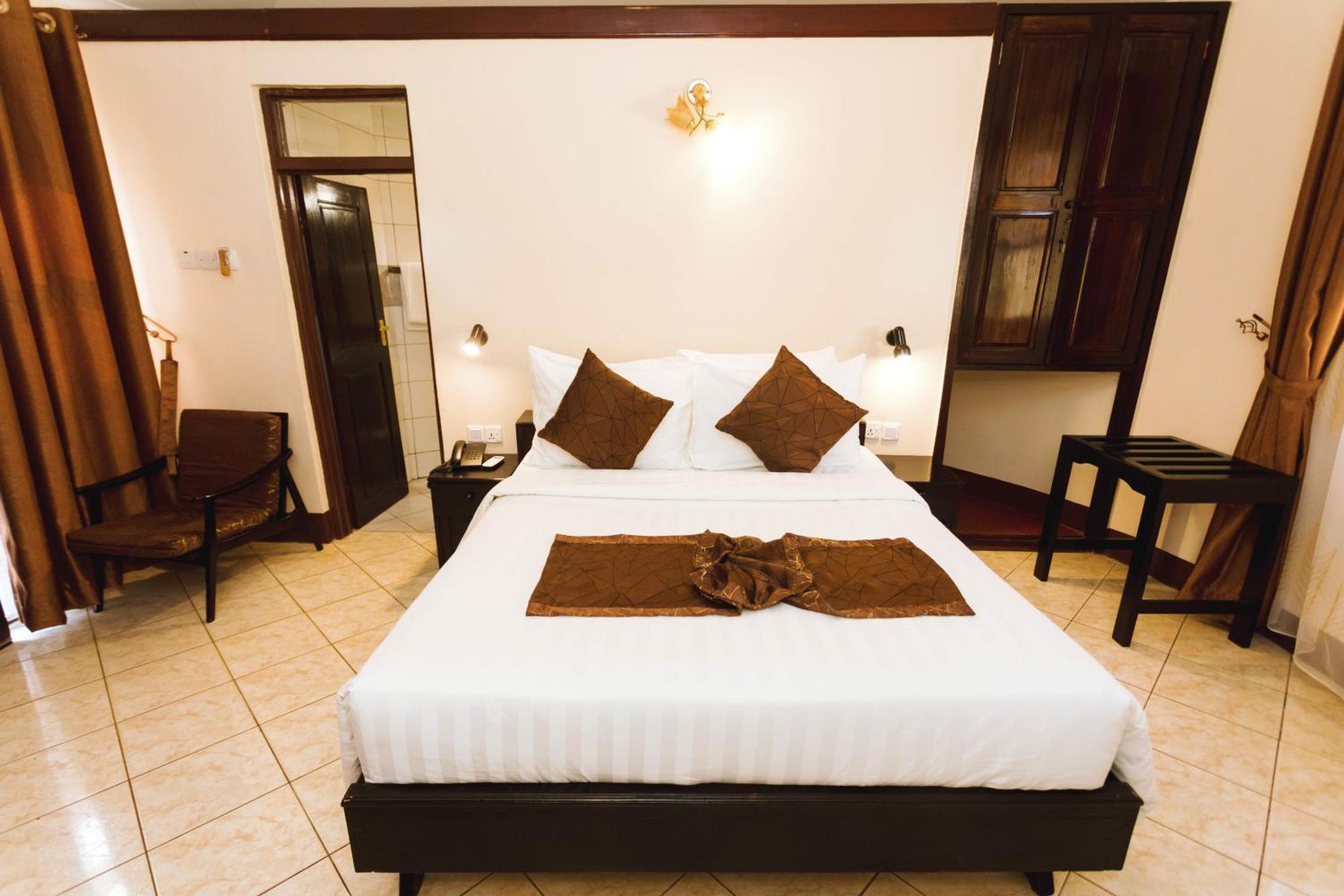 Keys Hotel Moshi Esterno foto