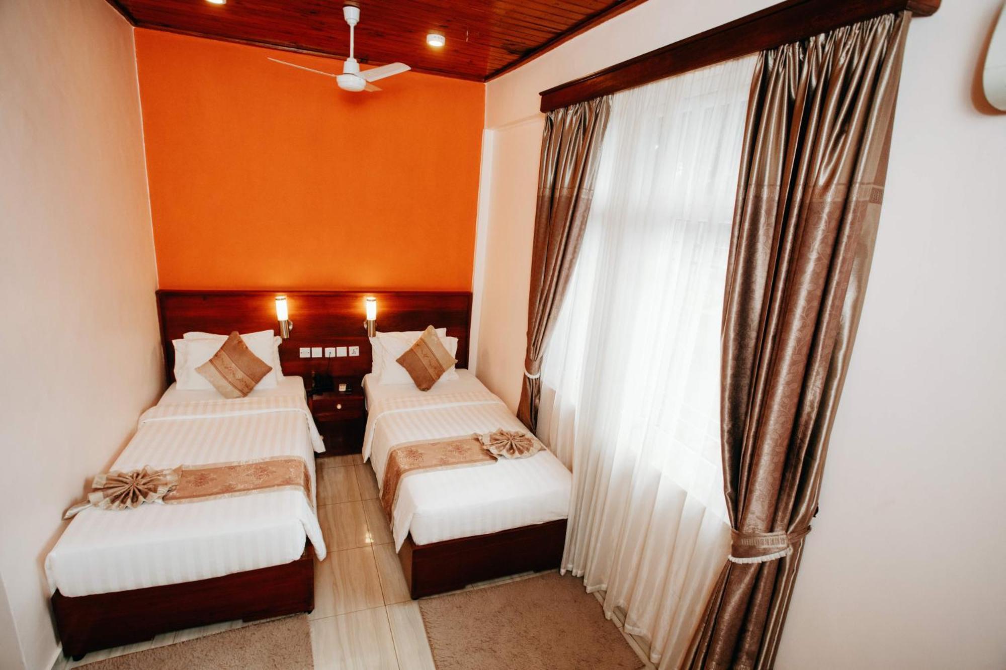 Keys Hotel Moshi Esterno foto