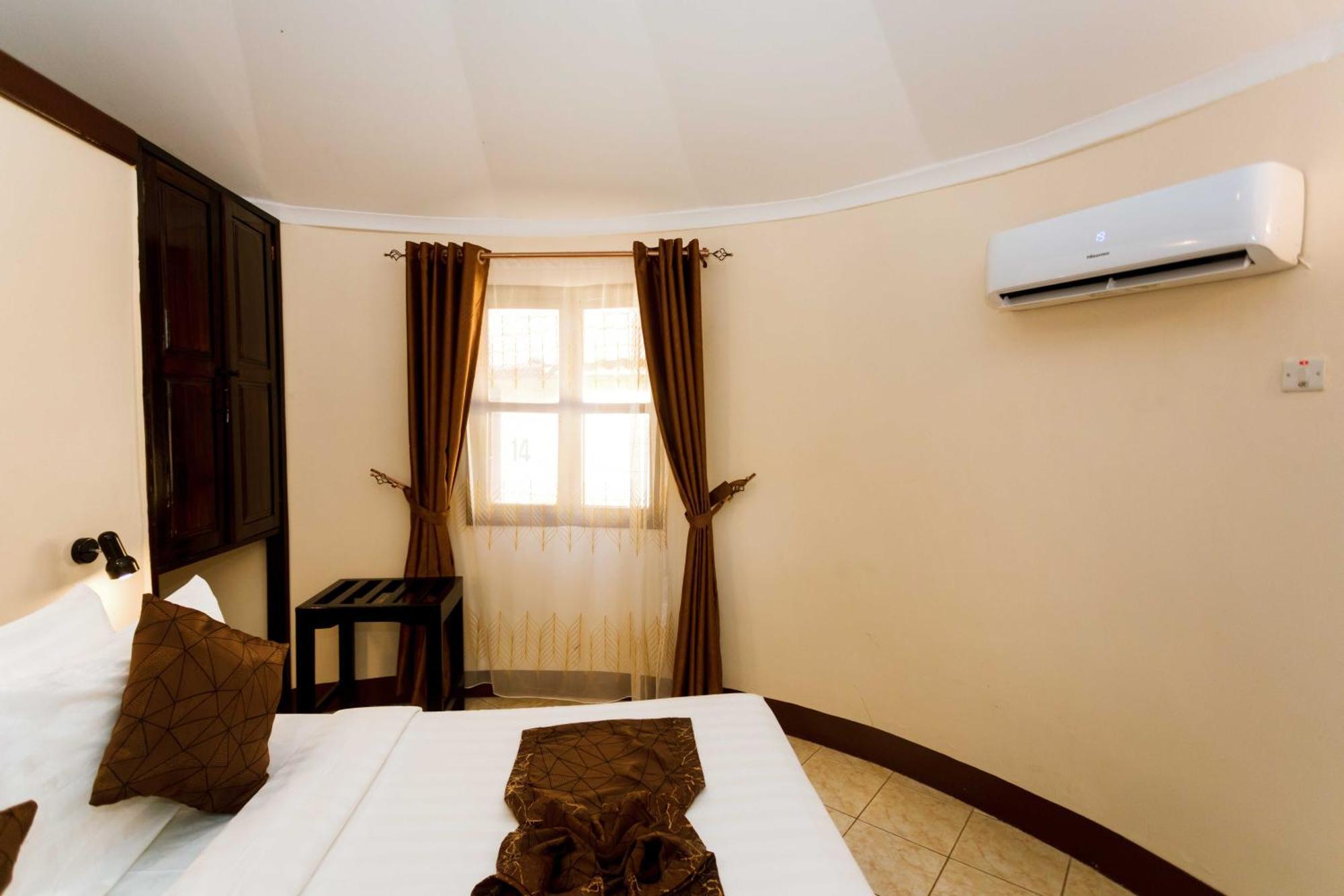 Keys Hotel Moshi Esterno foto