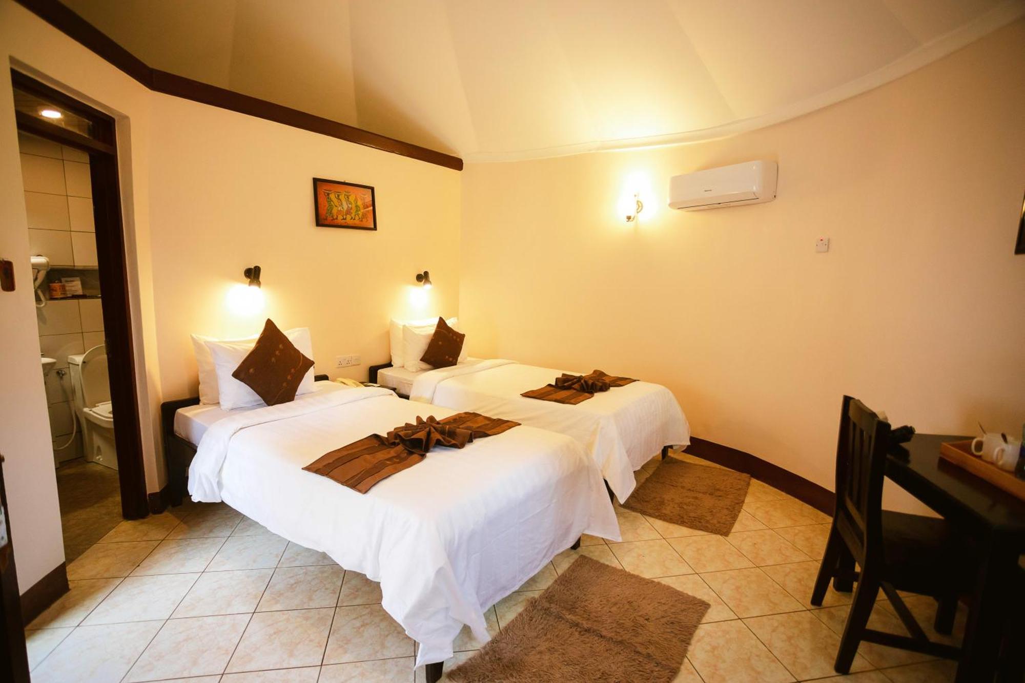 Keys Hotel Moshi Esterno foto