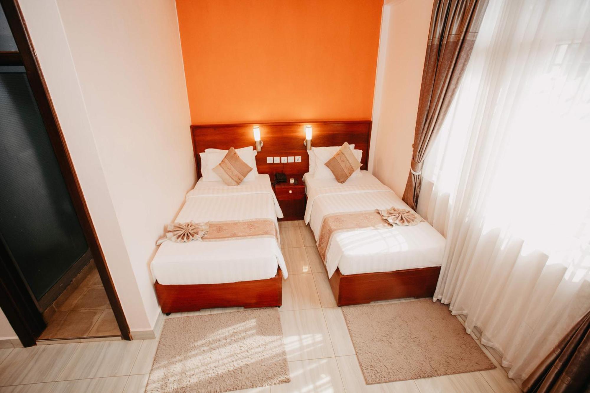 Keys Hotel Moshi Esterno foto