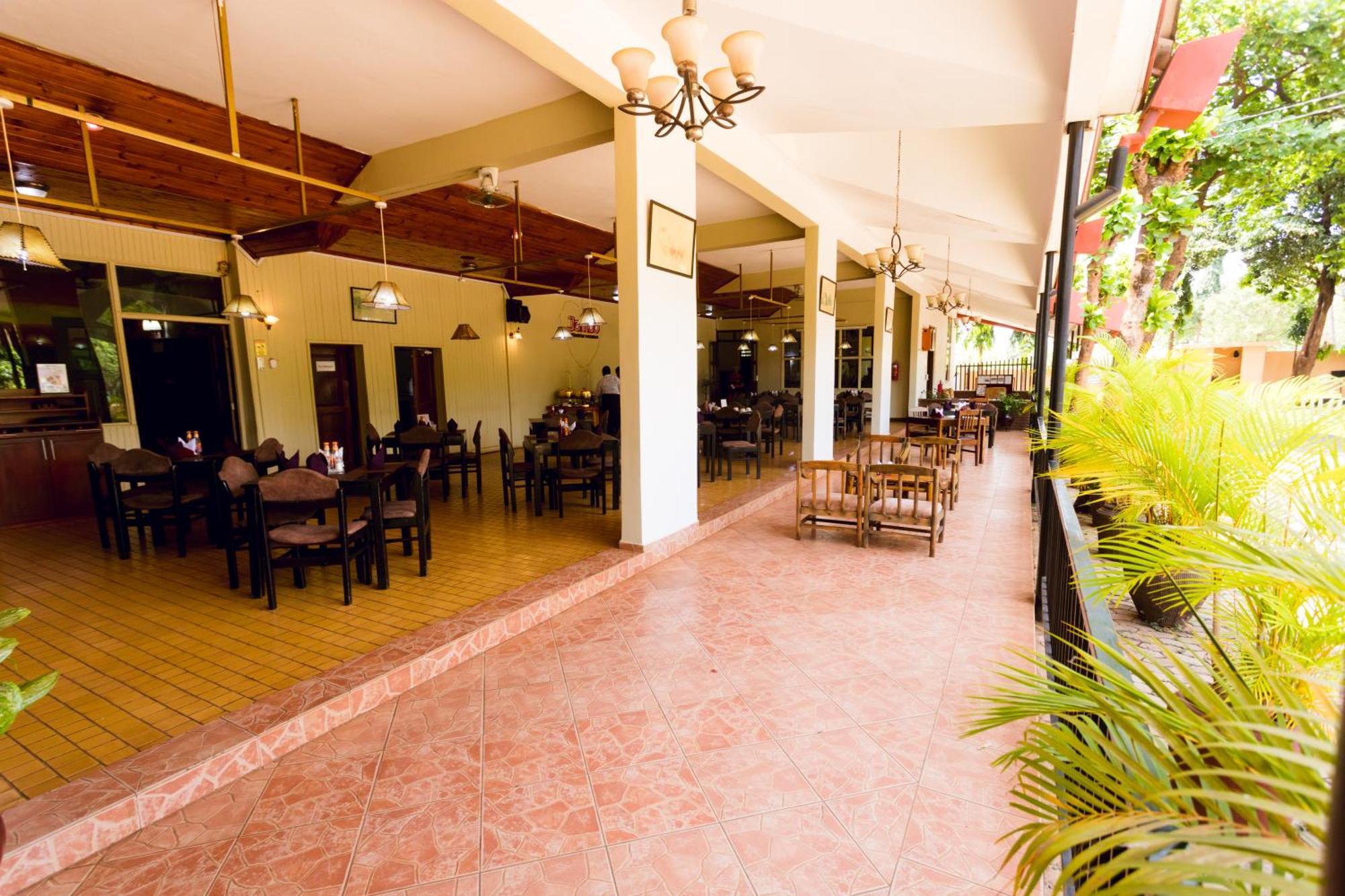 Keys Hotel Moshi Esterno foto