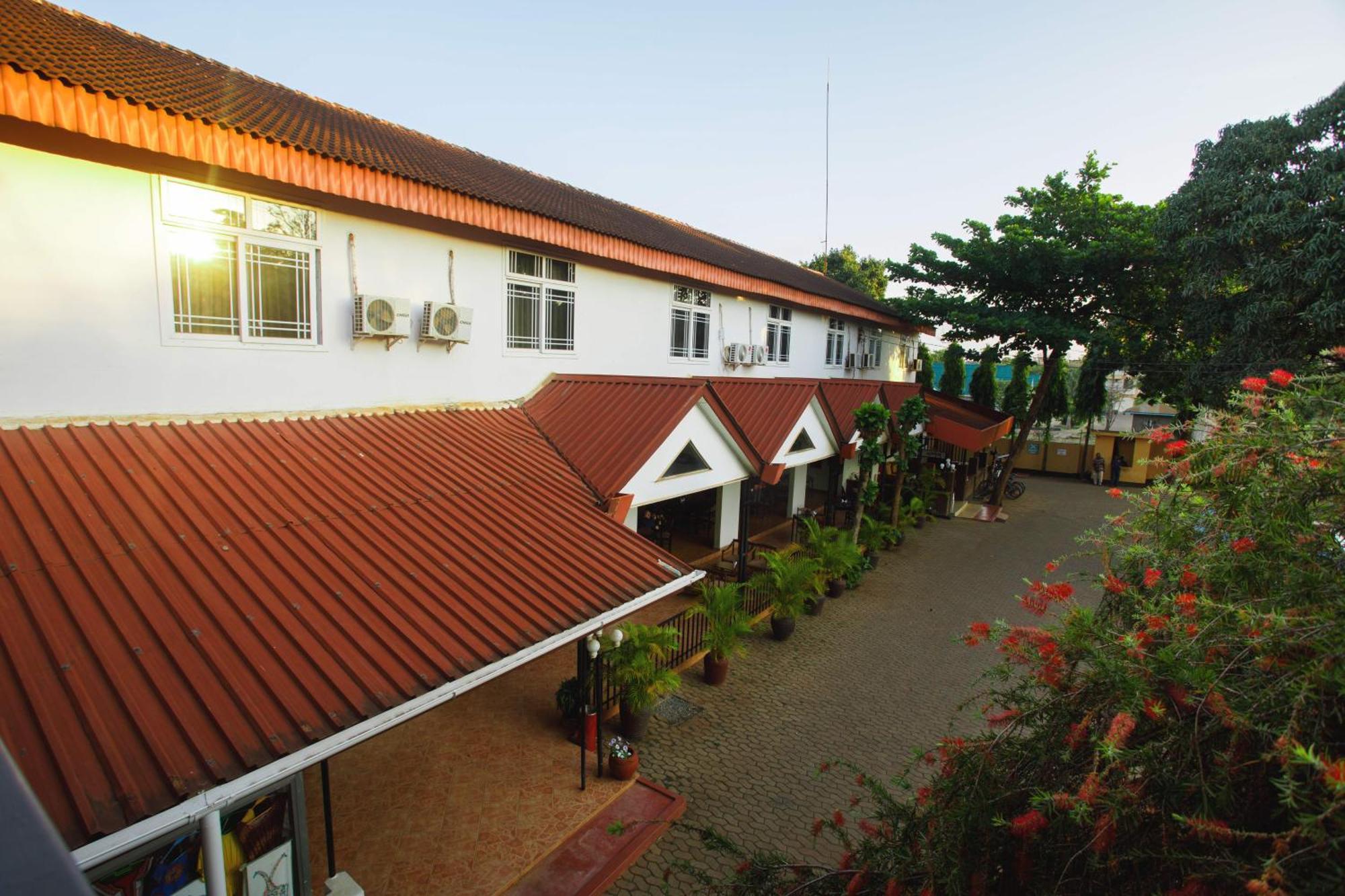 Keys Hotel Moshi Esterno foto