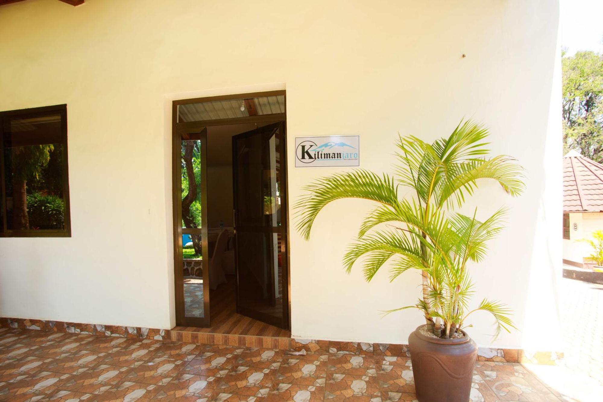 Keys Hotel Moshi Esterno foto