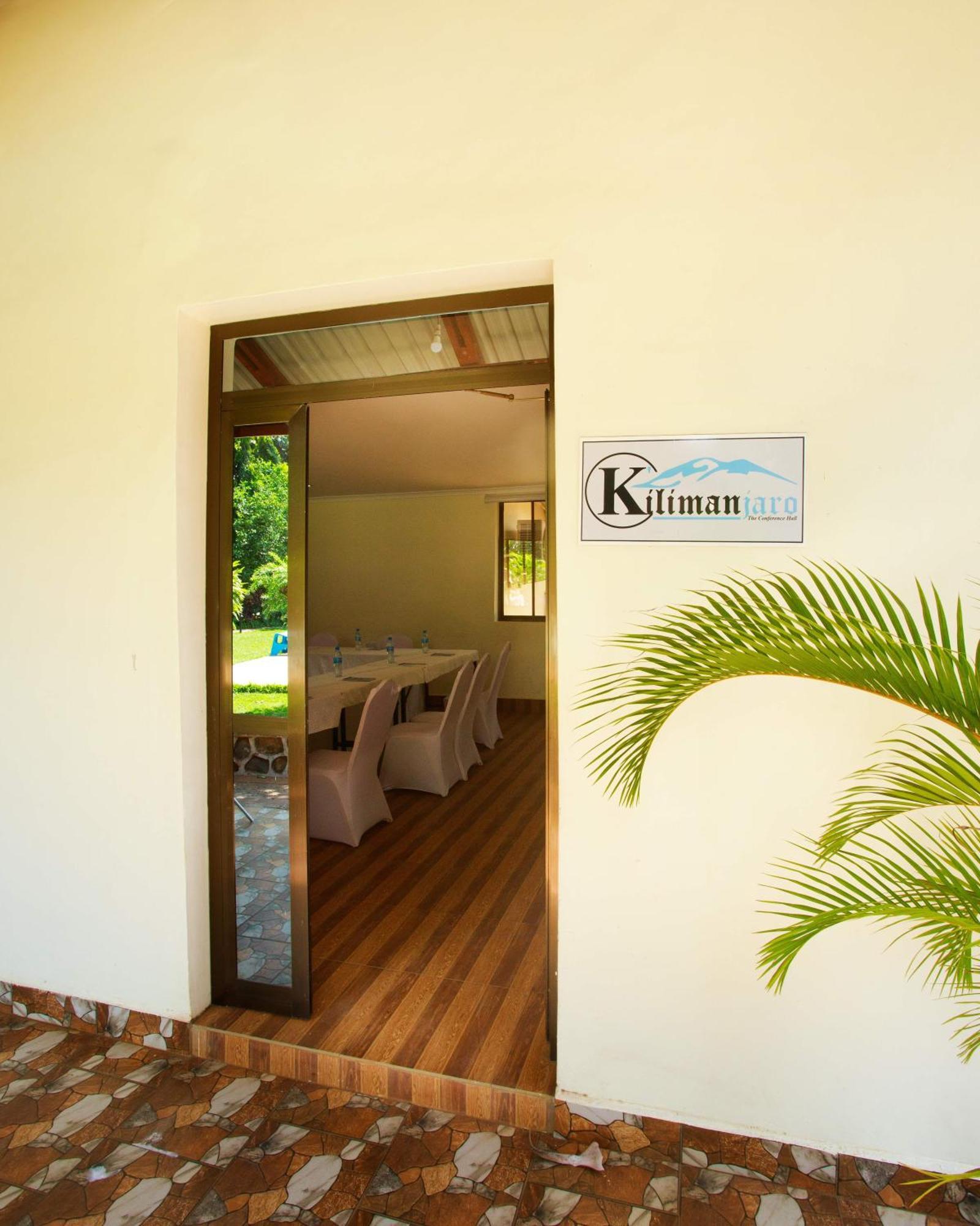 Keys Hotel Moshi Esterno foto