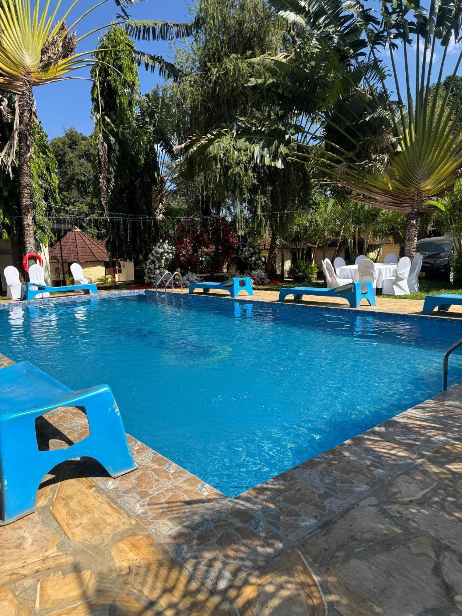 Keys Hotel Moshi Esterno foto