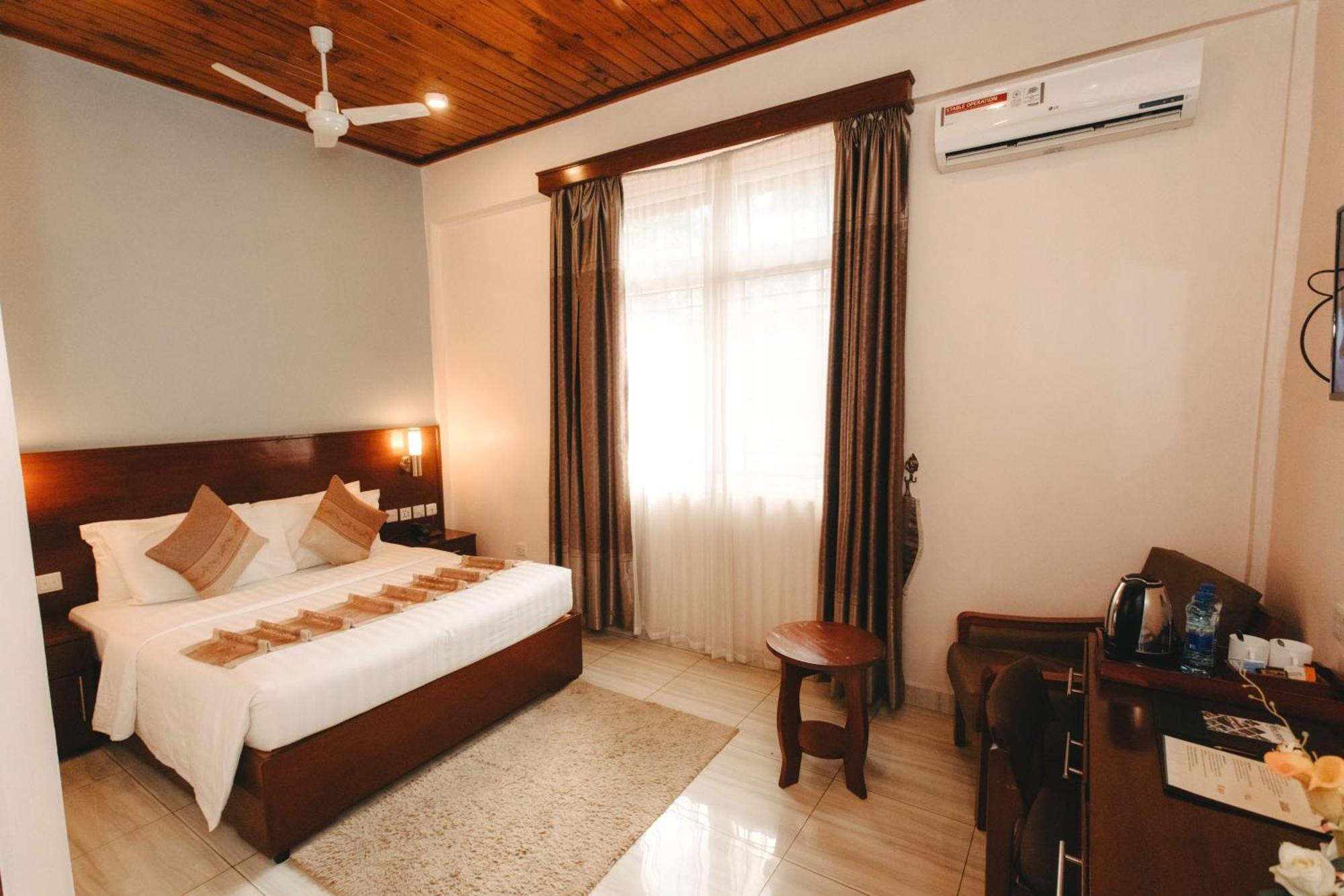 Keys Hotel Moshi Esterno foto