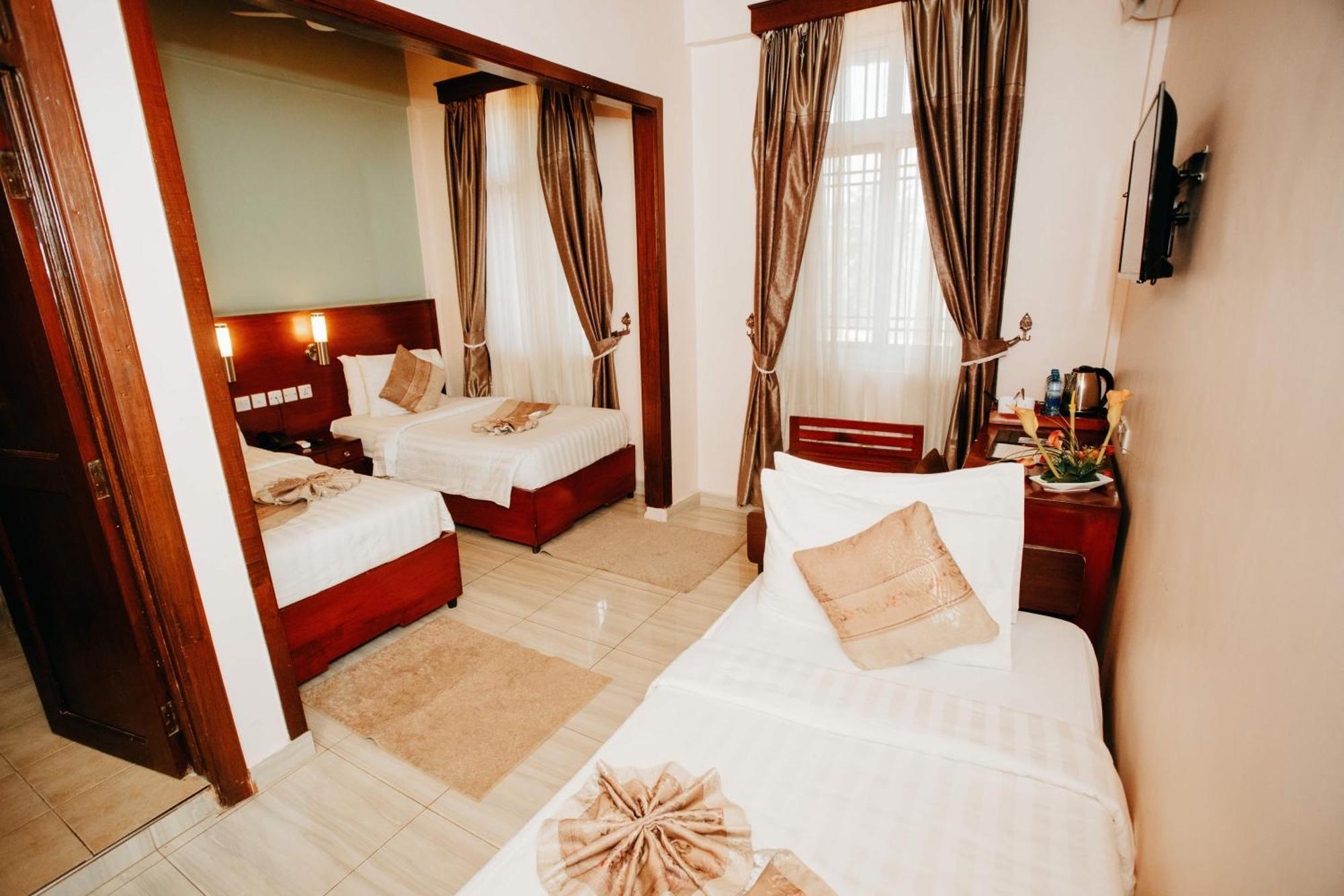 Keys Hotel Moshi Esterno foto