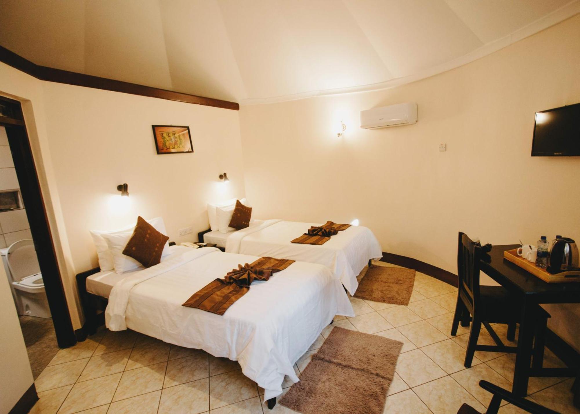 Keys Hotel Moshi Esterno foto