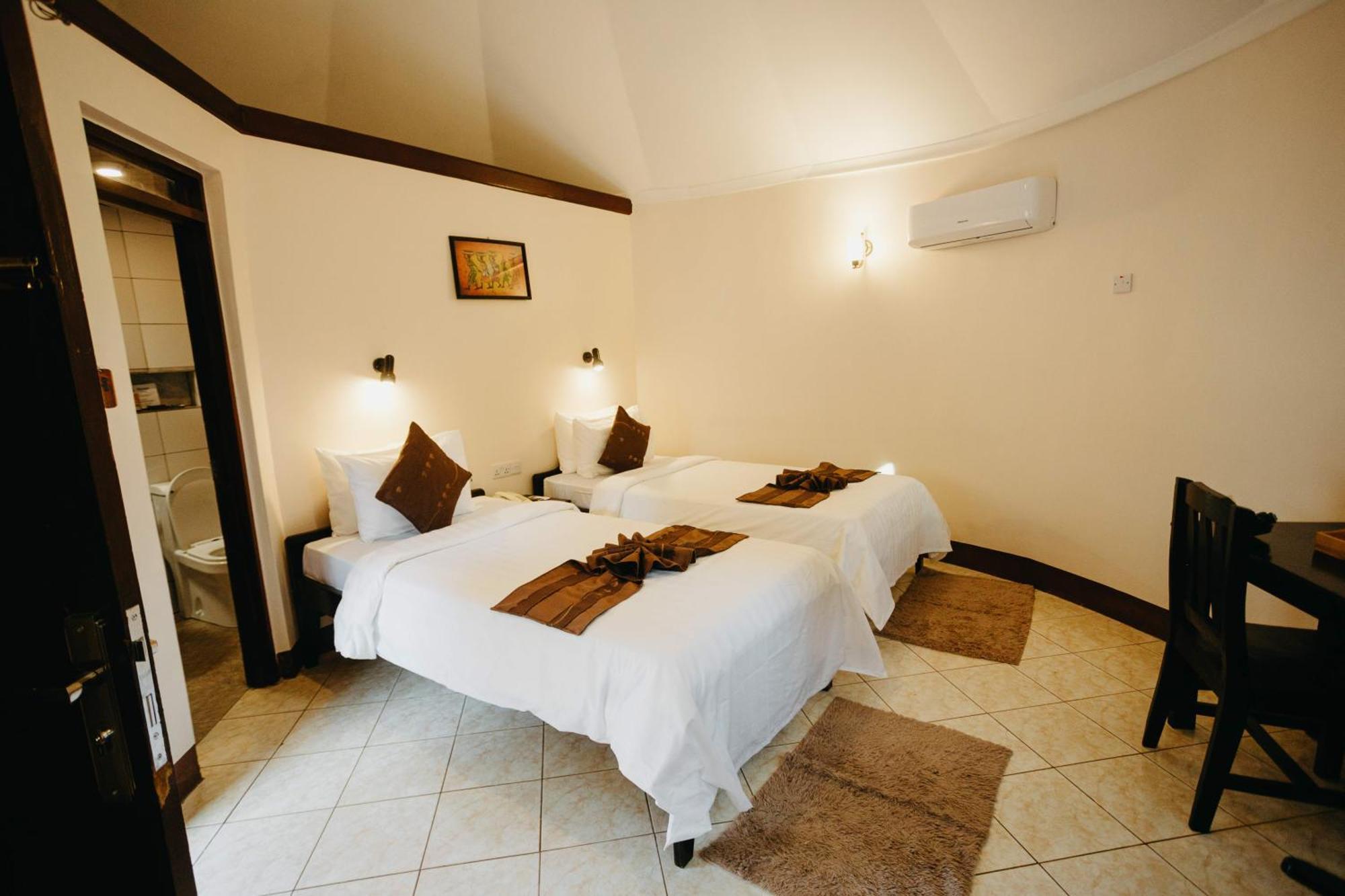 Keys Hotel Moshi Esterno foto