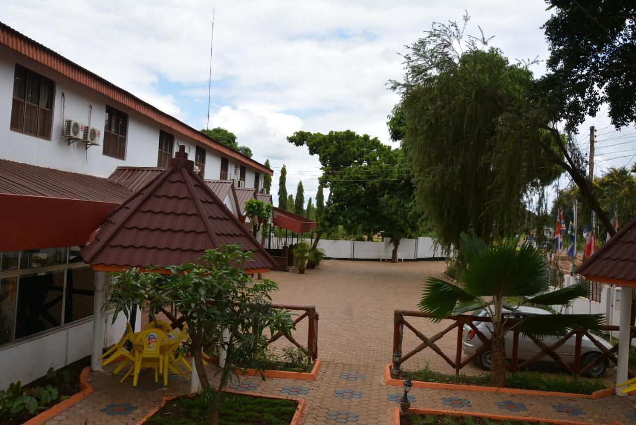 Keys Hotel Moshi Esterno foto